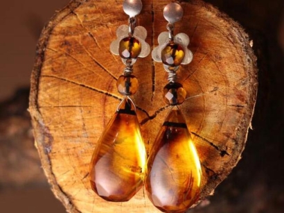 廣州白云機(jī)場進(jìn)口烏克蘭琥珀原石報(bào)關(guān)費(fèi)用代理案例