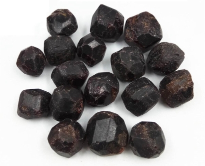 馬拉維到廣州進口石榴石原石報關(guān)公司代理案例